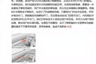 每体：莱万参加慈善活动，现场向拉玛西亚员工赠送签名书籍